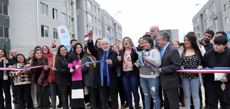 Ministro Montes inaugura primera etapa del conjunto habitacional “Valles de Lircay”