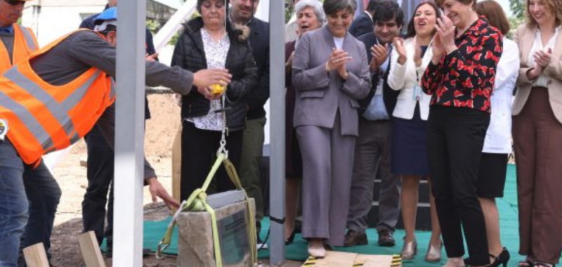 Ministra de Salud y alcaldesa Matthei instalan primera piedra de nuevo Cesfam de Providencia