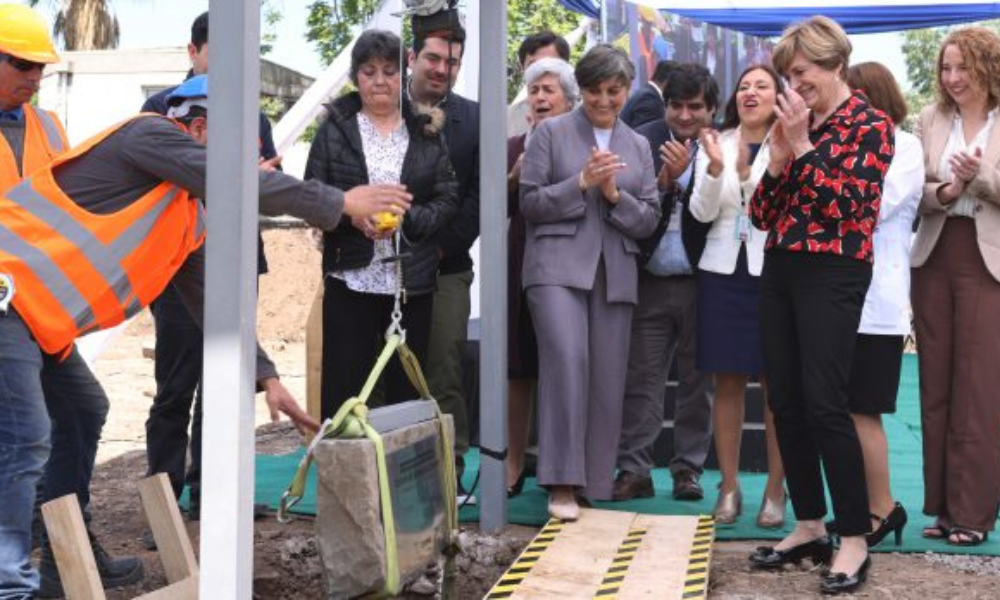 Ministra de Salud y alcaldesa Matthei instalan primera piedra de nuevo Cesfam de Providencia
