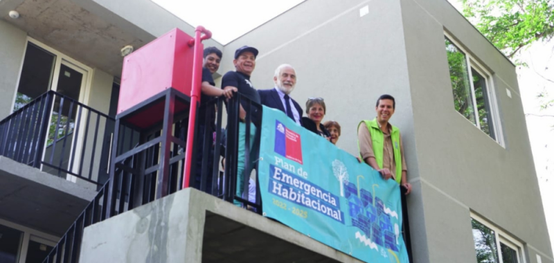 Ministro Montes entrega llaves a familias beneficiarias de proyecto de “Pequeño Condominio” en Renca