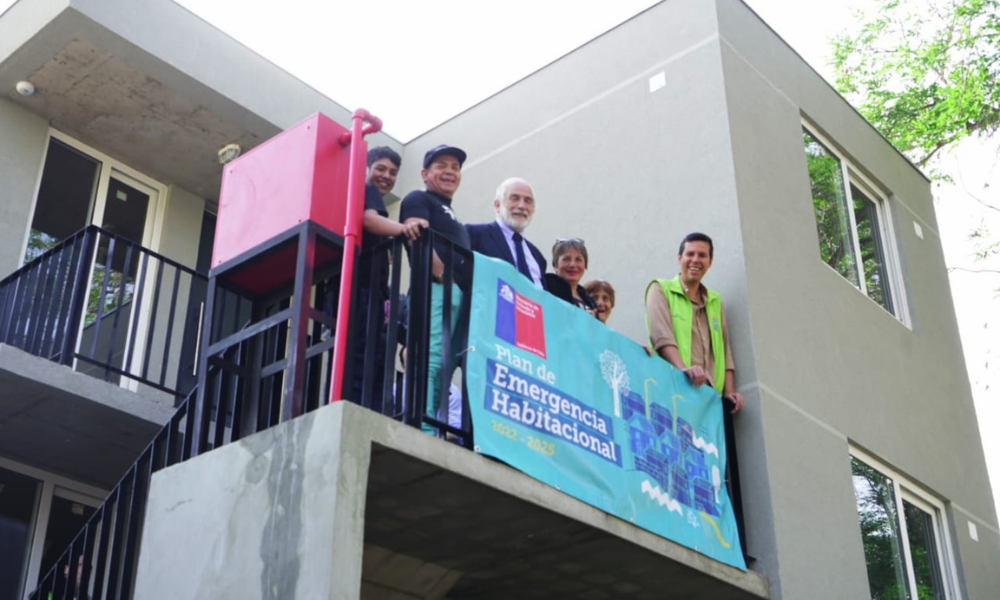 Ministro Montes entrega llaves a familias beneficiarias de proyecto de “Pequeño Condominio” en Renca