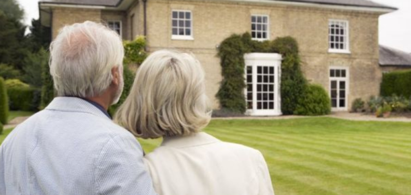 Los boomers en EE.UU no quieren vender aproblemando a familias jóvenes