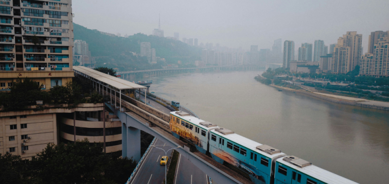 Las particularidades de la ciudad china donde una línea de metro atraviesa un edificio