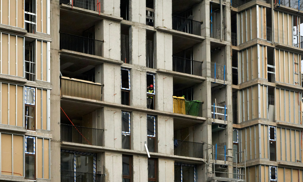 Extranjeros en construcción impulsan el empleo, pero aumenta la informalidad