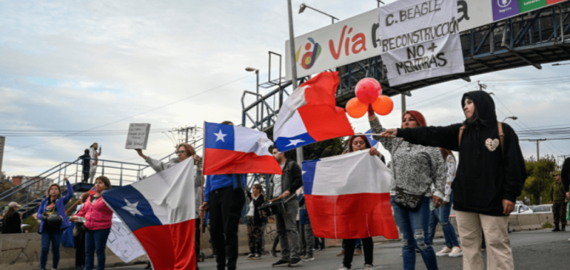 Vecinos afectados por los incendios en Viña del Mar protestan por falta de apoyo de las autoridades en proceso de reconstrucción de viviendas