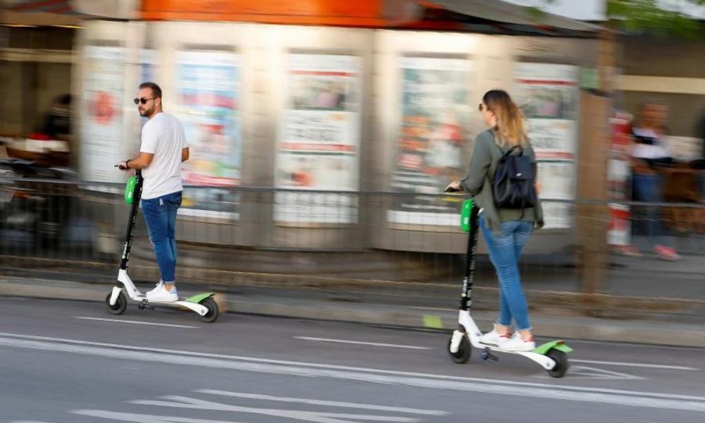 Madrid prohíbe el arriendo de scooters eléctricos para proteger a adultos mayores