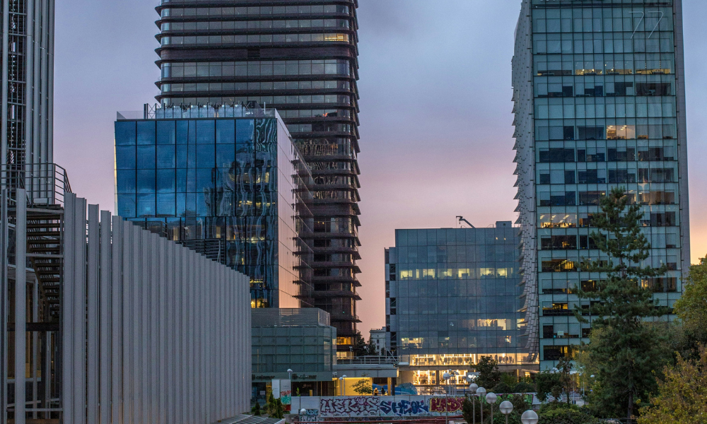 El mercado de oficinas en España modera su ritmo en Madrid y crece en Barcelona