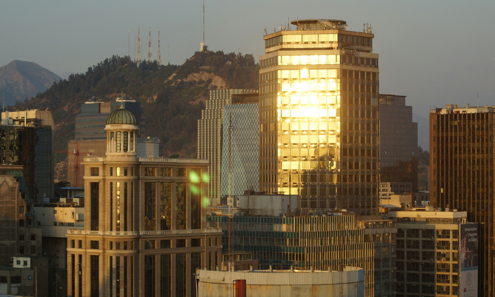 Alta vacancia en Santiago Centro cautiva el interés de entidades públicas por oficinas