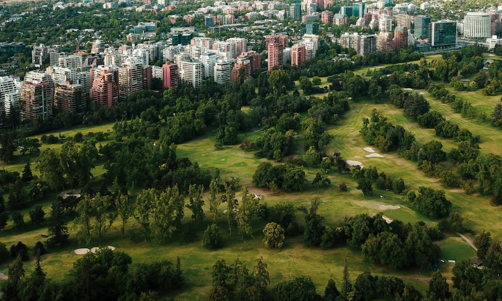 Parques que refrescan la ciudad: El rol clave de las áreas verdes frente al calor extremo en Santiago