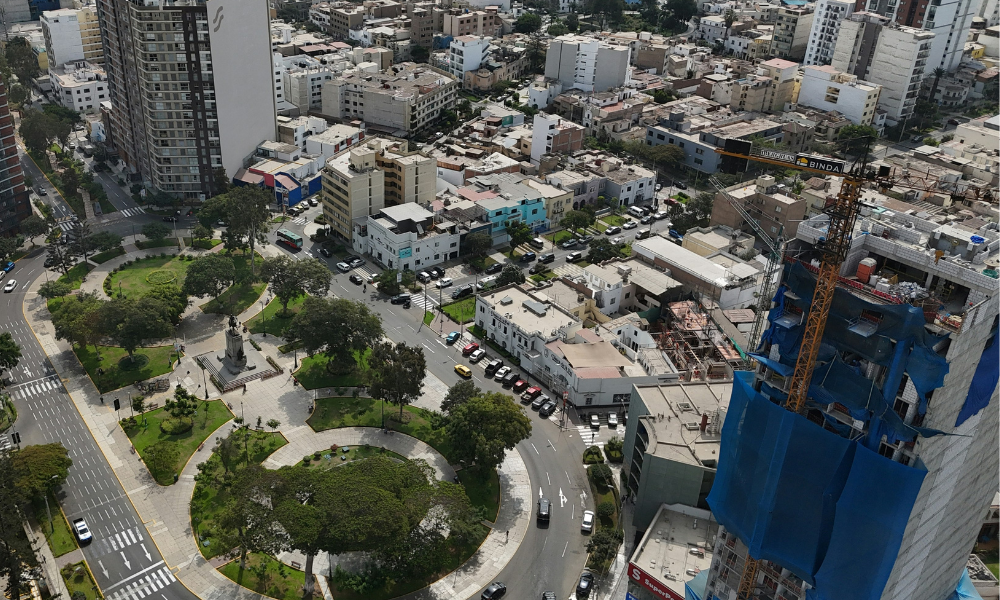 Construcción en Perú proyecta expansión de 6,8% en 2026, pero advierte riesgos políticos y de gestión pública