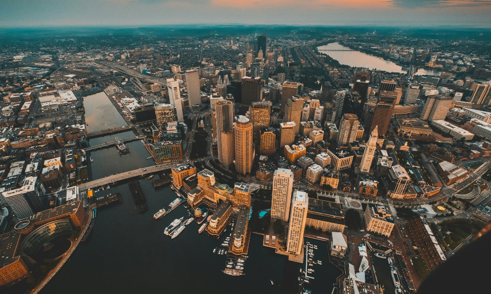 Crisis habitacional en Boston impulsa salida de jóvenes y familias latinas de la ciudad