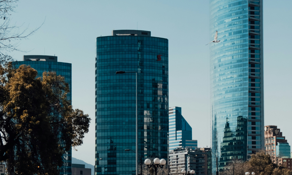 El sector financiero desplaza a los servicios empresariales y lidera la ocupación de oficinas Clase A en Santiago
