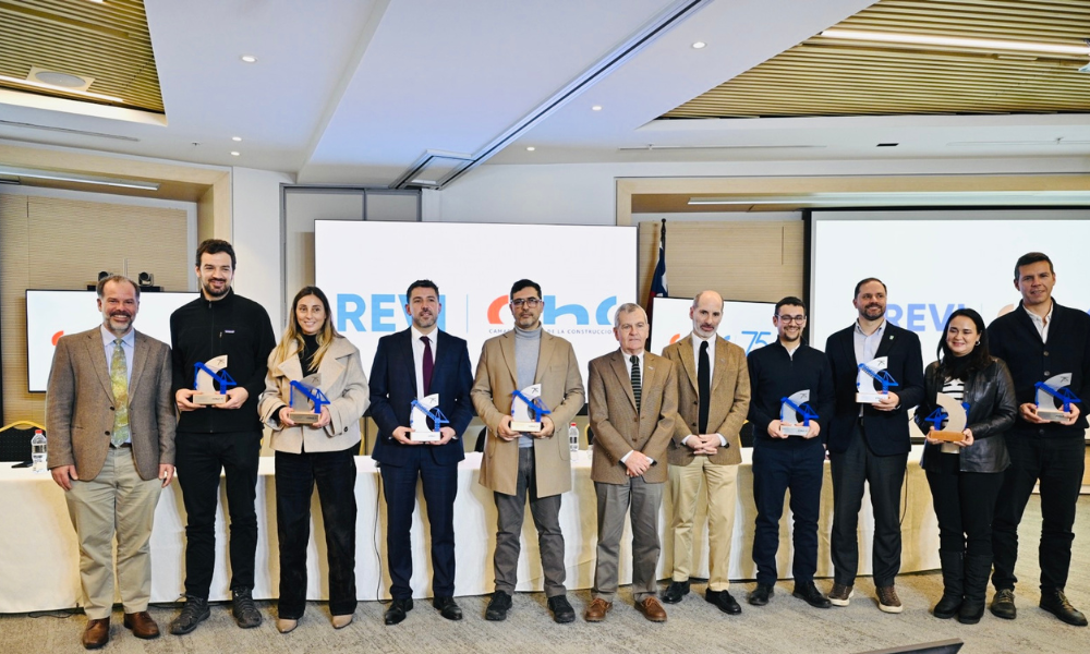 Alcaldes de la Región Metropolitana destacan avances de Revi, la herramienta de la CChC que agiliza los permisos de construcción con IA