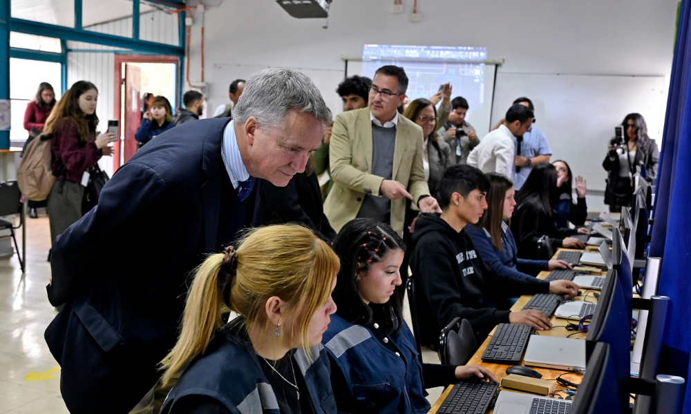 Liceo de Peñalolén inauguró sala tecnológica tras ganar concurso de la CChC que equipará a 20 establecimientos en todo el país
