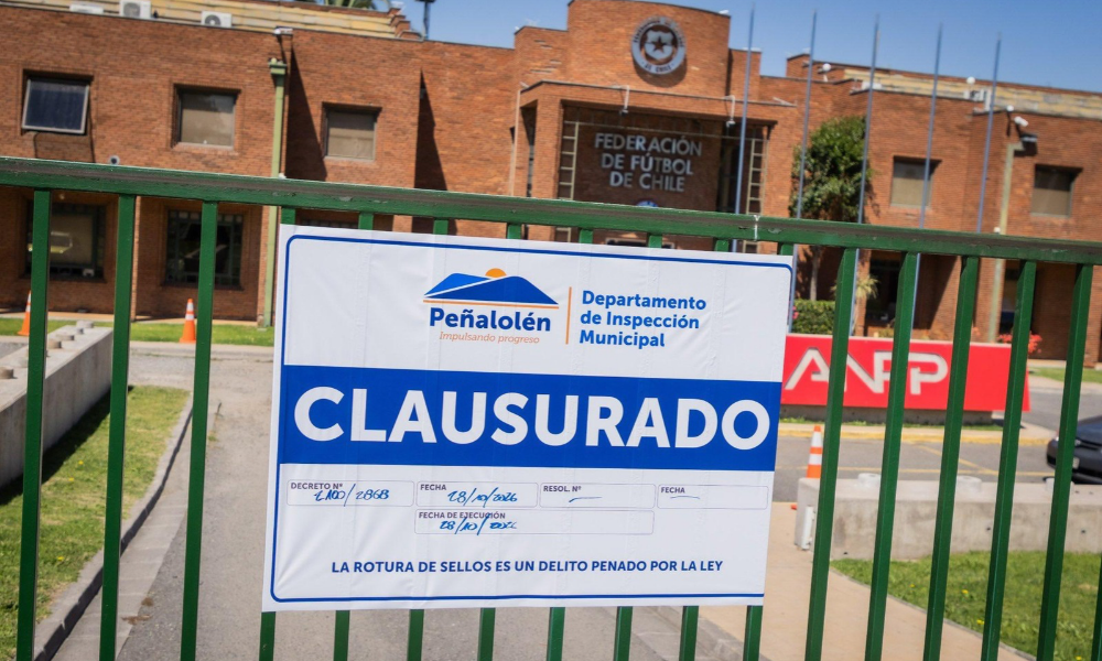 Municipalidad de Peñalolén clausura sede de la ANFP por falta de recepción definitiva y deuda de $172 millones