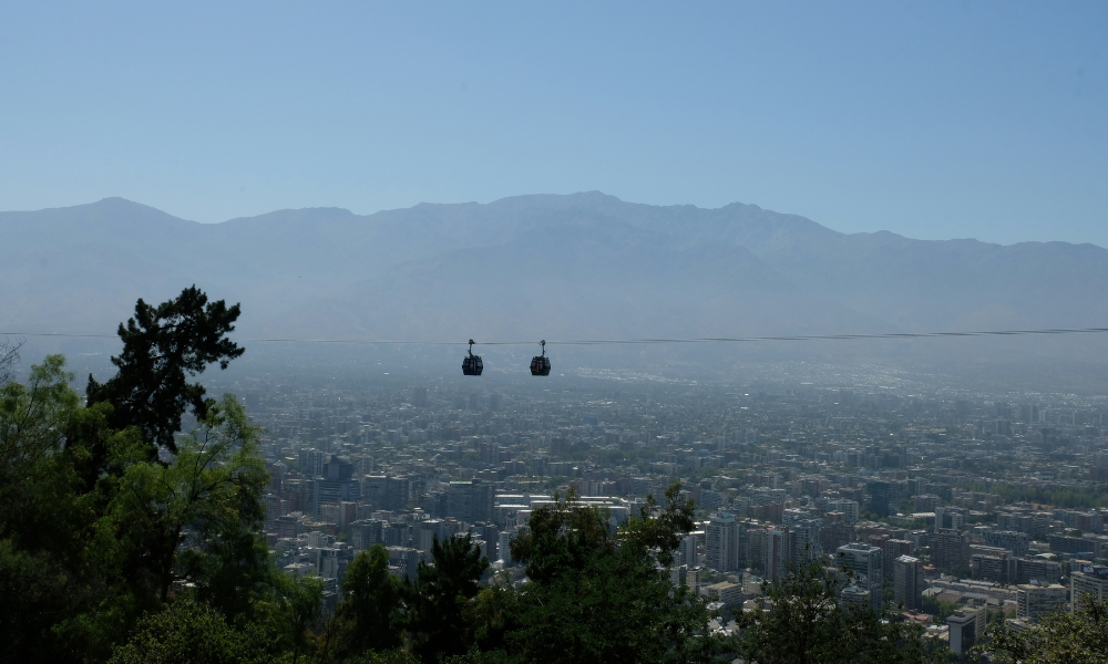 Alojamiento turístico registra leve baja en agosto, mientras la Región Metropolitana lidera ocupación y pernoctaciones
