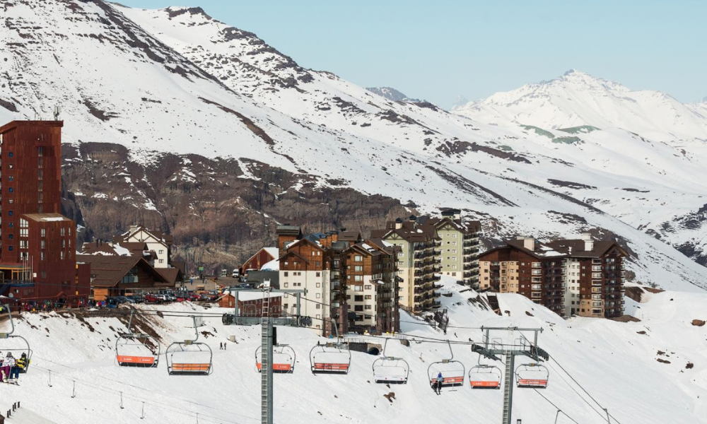 Valle Nevado extenderá la temporada de esquí hasta noviembre tras acumular siete metros de nieve